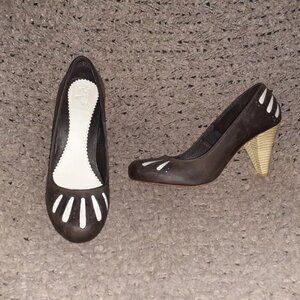 J SHOES-Fever-Brown Leather-Cream Canvas Cutout Pump-Pin-Up-Sz 9-Near Mint